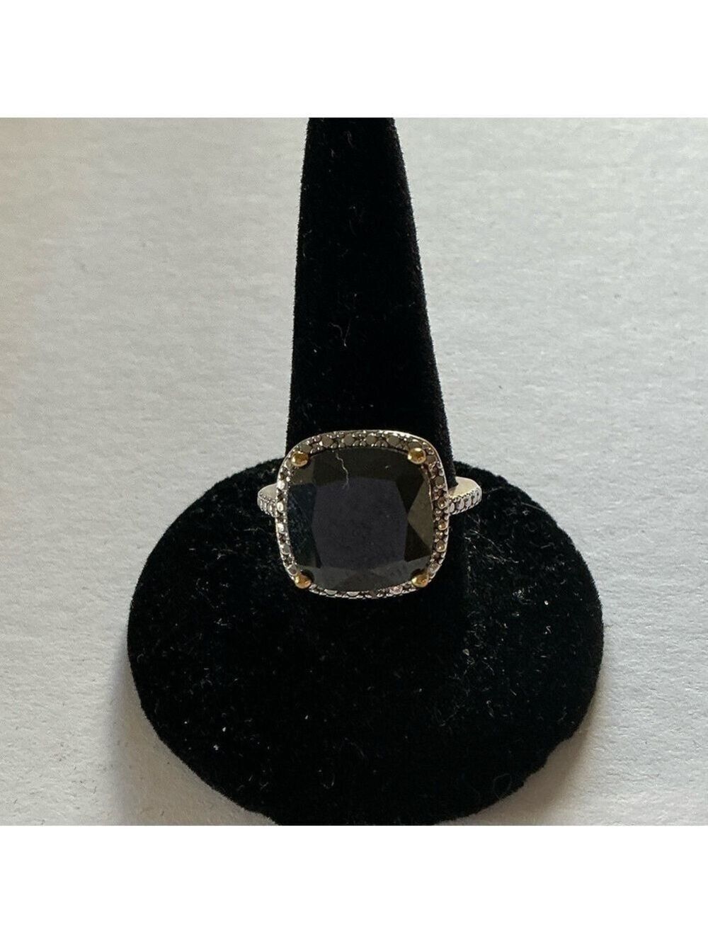 Elegant Black and Gold Ring with Rhinestone Accents